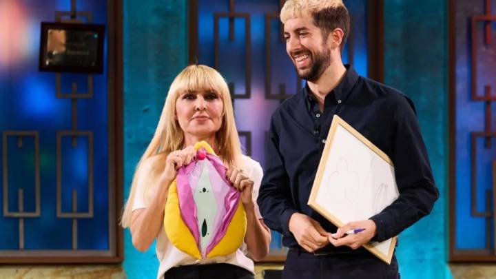 La camiseta con mensaje de Cayetana Guillen Cuervo para hablar de juguetes sexuales en 'La Revuelta'