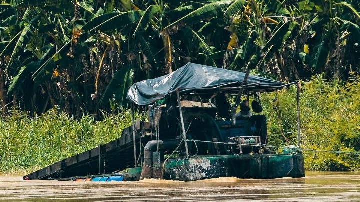 Dragas incautadas por minería ilegal en Antioquia vuelven a operar a los 8 días