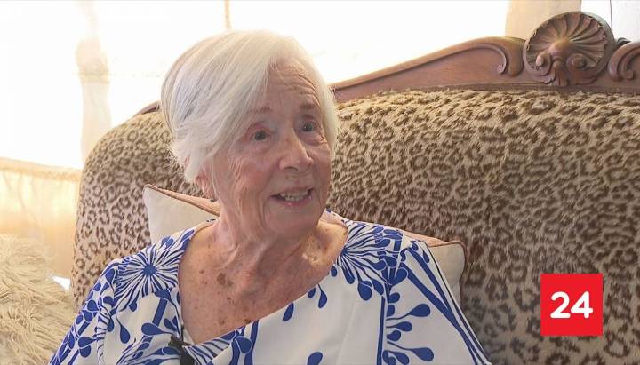 Delfina Guzmán recibe homenaje de la Universidad de Chile