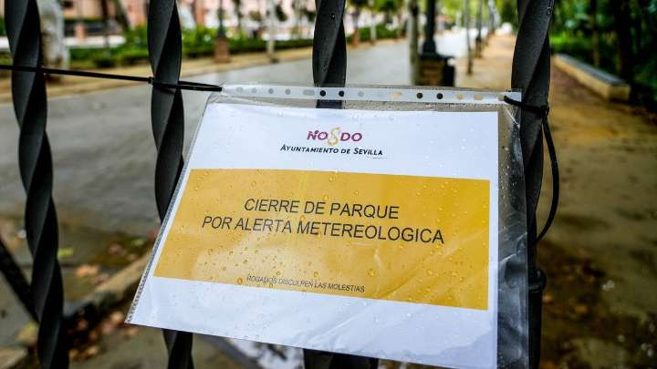 Sevilla cierra este miércoles parques, instalaciones deportivas y cementerio por aviso naranja por lluvia