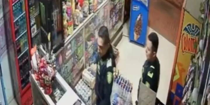 Como “manzanas podridas”, sargento (r) del Ejército calificó a dos uniformados que habrían ejercido “abuso de autoridad” en tienda de Bogotá