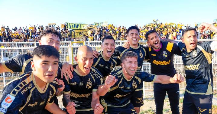 El campeón no para de ganar: Coquimbo Unido se impone a Palestino y queda a una victoria del récord del Ballet Azul