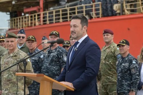 Luis Petri encabezó el inicio de la Campaña Antártica de Verano y presentó al nuevo ministro de Defensa ante militares