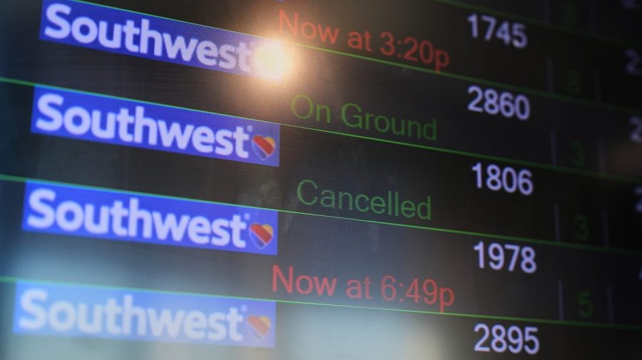 Almost 900 flights canceled early Wednesday ahead of House shutdown vote