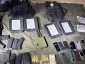 Soldados irrumpen en taller mecánico, liberan 20 víctimas de secuestro y confiscan arsenal