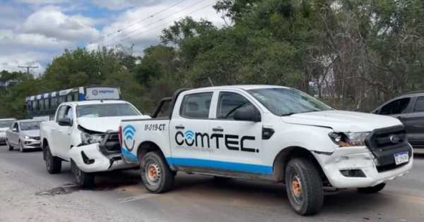 [URGENTE] Fuerte choque entre camionetas a metros del aeropuerto de Salta