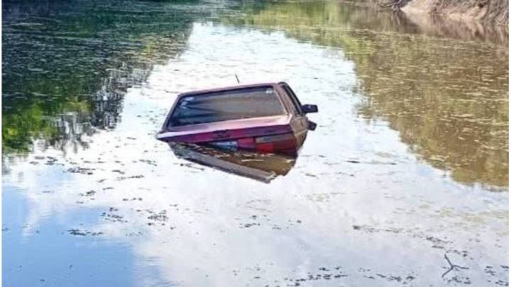 Vandalismo en Federal: fue de pesca y le tiraron el auto al arroyo