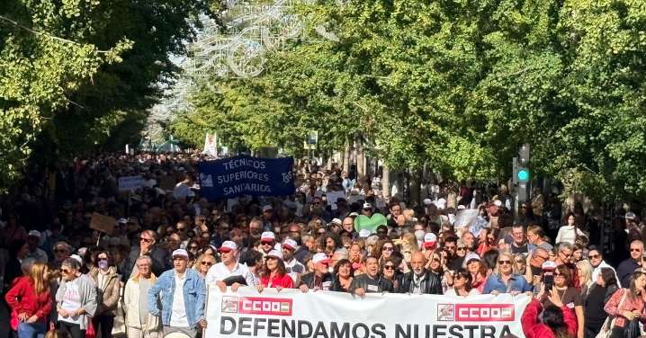Granada clama por la sanidad publica en una multitudinaria manifestación