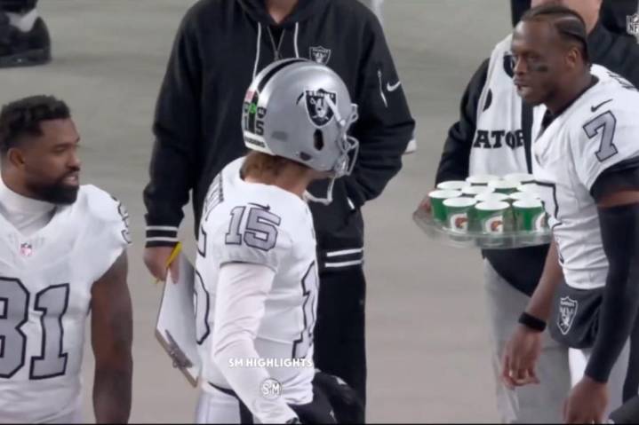 Kenny Pickett gets in middle of Geno Smith's heated Raiders sideline moment