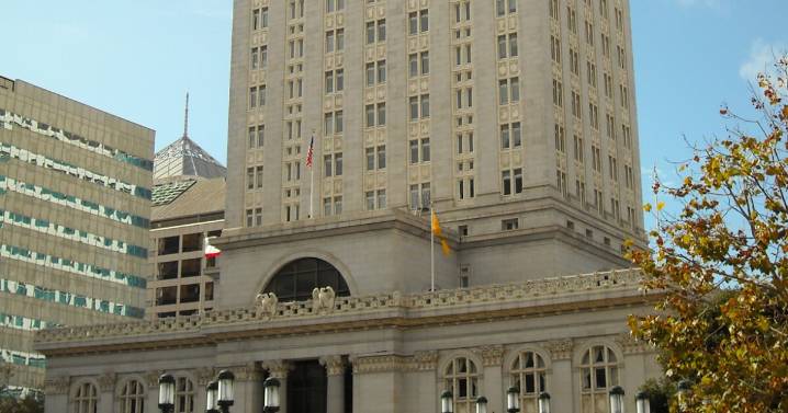 Speed limit reduced on two major Oakland thoroughfares