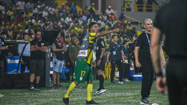 Caos en el Jaime Morón: partido del Real Cartagena se interrumpe por desmanes de hinchas; video