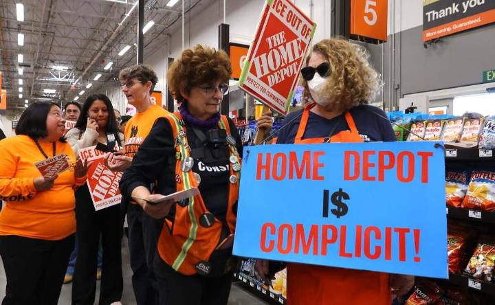 Compran, devuelven y hacen largas filas: la inusual protesta en EU en contra de comercios que permiten a agentes del ICE