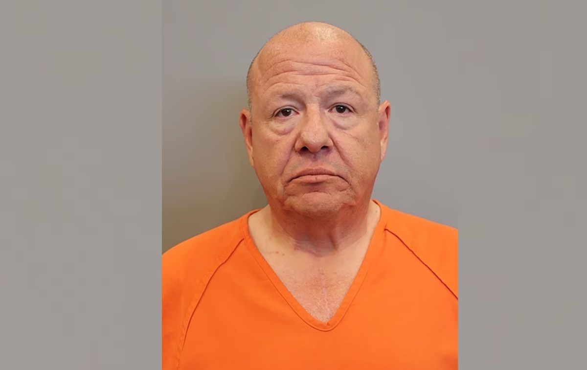 Trabajador de iglesia en Texas se hizo pasar por agente de ICE: Intentó estafar a mujer