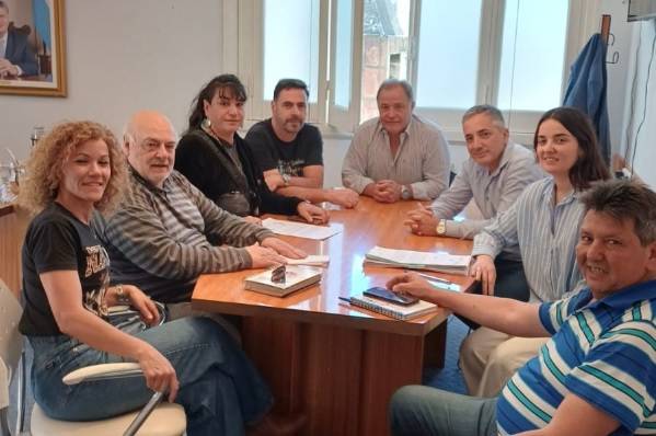 Trabajo y gremios firmaron acuerdo para pase a planta de trabajadores contratados