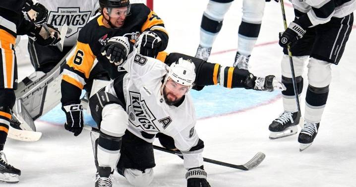 Fiala breaks tie with 500th NHL point, Kings open 6