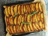 Cómo hacer papas fritas horneadas en la “air fryer”: por qué recomiendan 4 variedades de papas para que queden crujientes por fuera y tiernas por dentro