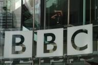 Le envió una carta. El presidente de la BBC se disculpa con Trump tras el escándalo por un documental adulterado