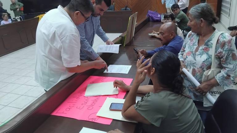 Protestan colonos en Cabildo de Mazatlán para demandar terreno para viviendas y escrituración
