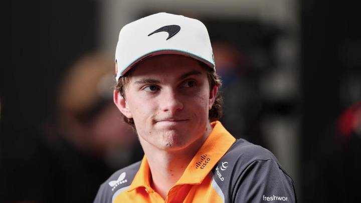 Motorsport 
                                          Premium
                                        'This is about character': Piastri backed by ex