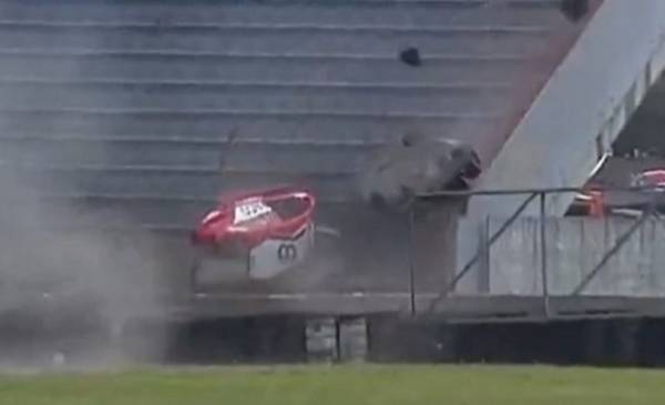 Top Race: un auto se despistó y terminó incrustado en la tribuna del Gálvez