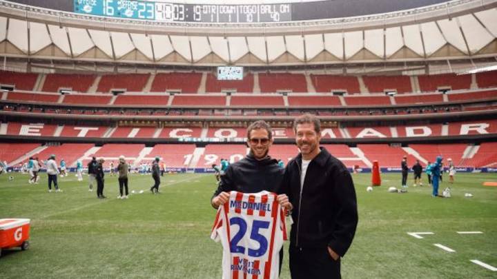 "Nuestros cerebros tenían ansia por aprender el uno del otro": Mike McDaniel desvela su conversación con Simeone