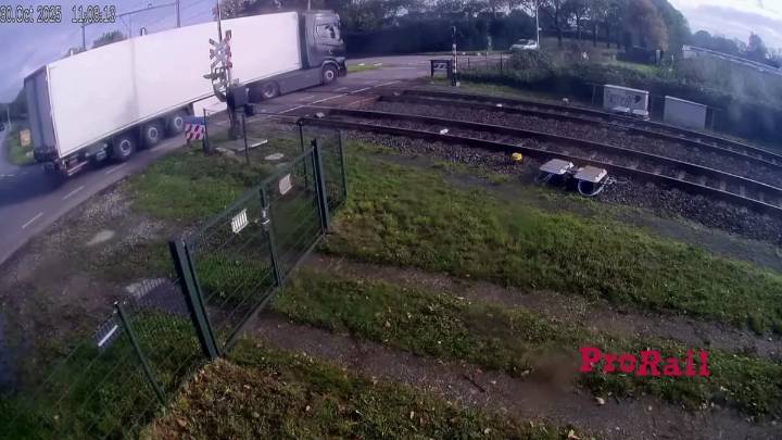Las impactantes imágenes del momento en el que un tren arrolla a un camión en Países Bajos