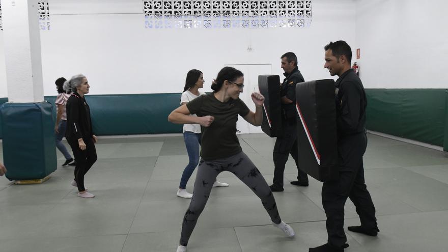Las enfermeras murcianas aprenden autodefensa ante el aumento de agresiones