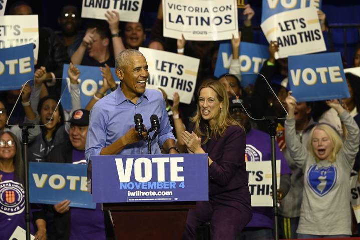 Smooth As Silk: Barack O’CHARMA Cheekily Calls Out Screaming Supporter Before Bringing Up Forever FLOTUS