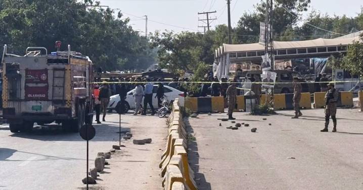 Pakistan: Suicide bomber kills 12 people, wounds 27