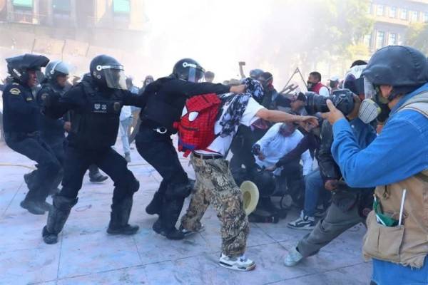 Rechazan gobernadores de Morena violencia en marcha