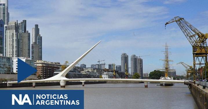 Un hombre se arrojó al agua desde el puente de la Mujer en Puerto Madero