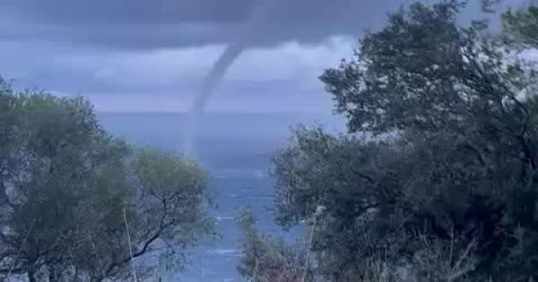 La impresionante imagen de una manga marina en la costa de Mallorca