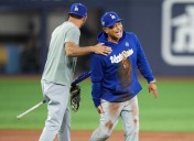 Dodgers manager Dave Roberts challenges Hyeseong Kim to race with viral results