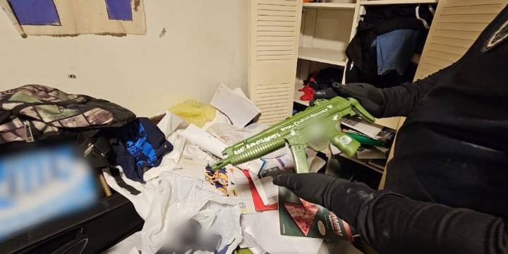 Detuvieron a un adolescente acusado de organizar un atentado a un colegio y promover el nazismo: cómo era su plan