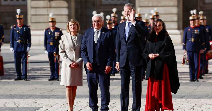 Los Reyes reciben con honores militares al presidente alemán en su visita de Estado