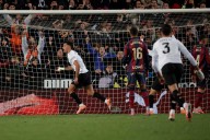 Hugo Duro, de chilena, da el derbi al Valencia