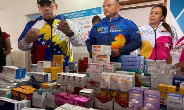 Distribuyen medicamentos y útiles escolares en Guayana Esequiba
