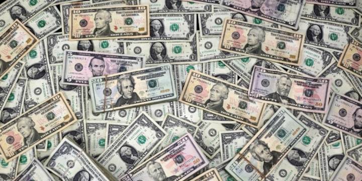 Una inesperada lluvia de dólares planchó al dólar y mejoró los pronósticos para la economía en 2026