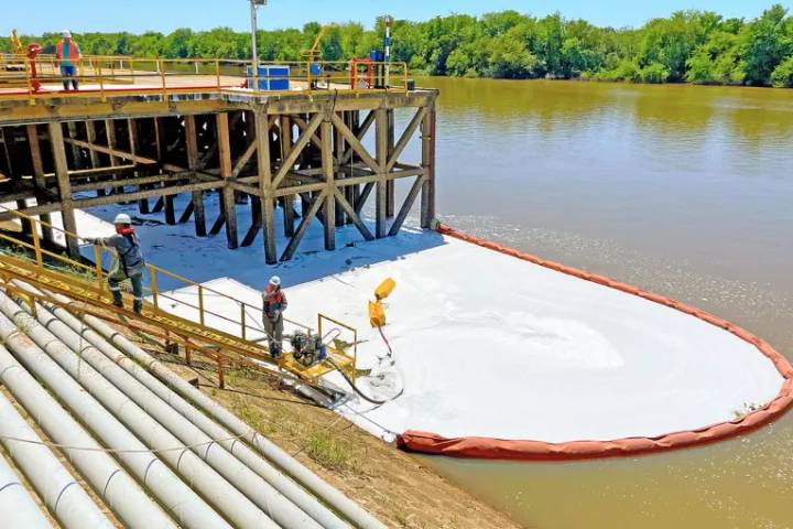 Realizaron un simulacro para la contención de derrames en el río Uruguay