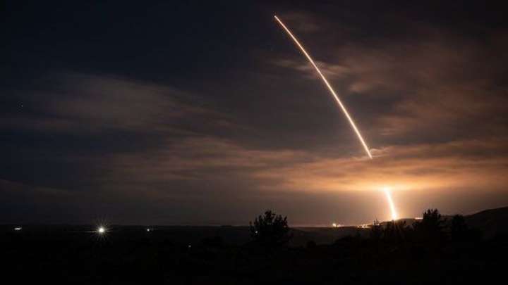 Así es Minuteman III, el misil balístico intercontinental que probó el Departamento de Guerra de EE. UU. en las costas del país: alcanzó los 6.750 km