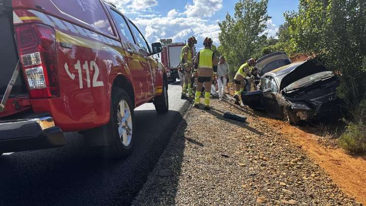 Un choque en cadena deja tres vehículos daños en Valverde de la Virgen