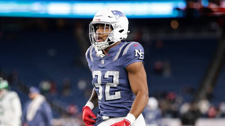 TreVeyon Henderson's second TD gives Patriots 14