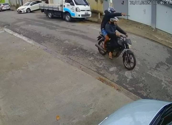 Violencia en Brasil. Intentaron robarle con un arma, los atropelló y dio marcha atrás para liquidarlos