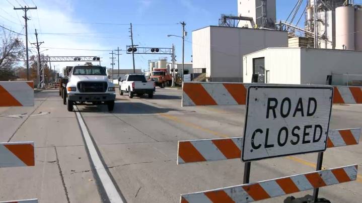 Crossing work closes W. Division for one week