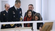 Felipe VI visita por primera vez el Archivo de la Armada, un legado de 14 kilómetros