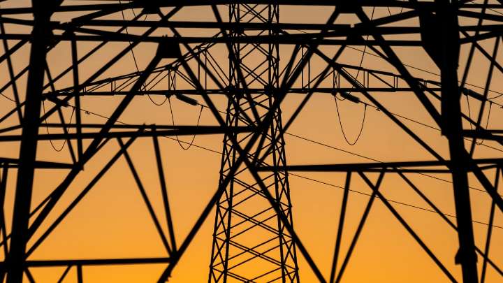 Bruselas urge a España a ampliar la inversión en redes y acabar con la especulación para limpiar el embudo eléctrico