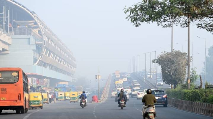 Delhi AQI: Capital Plunges Into 'Very Poor' Air Emergency As Smog Rises 100 Points, Fueled By Stubble And Firecrackers