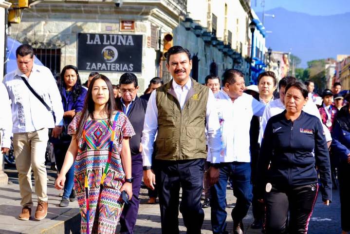 Oaxaca de Juárez vive un desfile cívico-deportivo en paz: Ray Chagoya