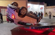 Conductora en presunto estado de ebriedad provoca accidente con volcadura en el centro de Saltillo