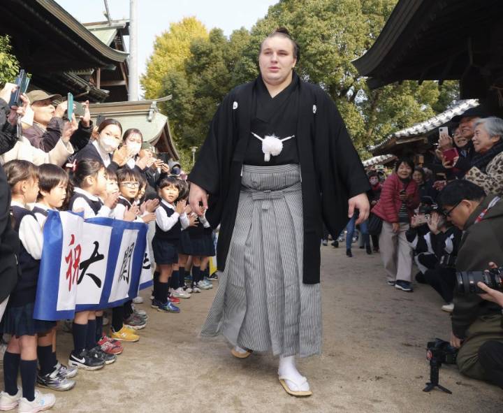 Ukrainian sumo wrestler Aonishiki nears the pinnacle of Japan's national sport